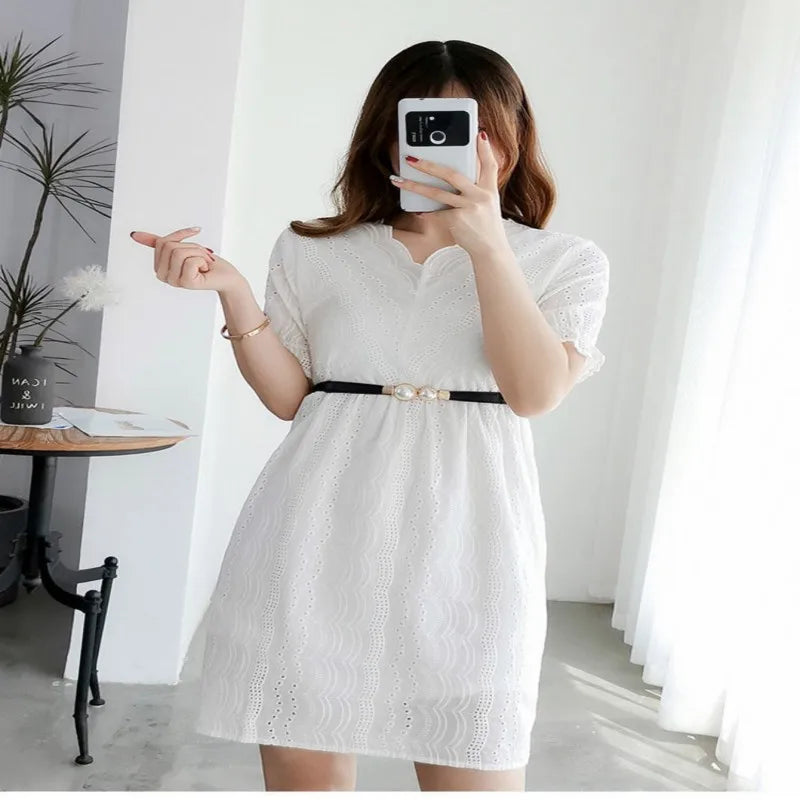 A slender waist belt for the dress, which can cinch the waist, exudes an elegant and retro charm. It features pearl double buckl