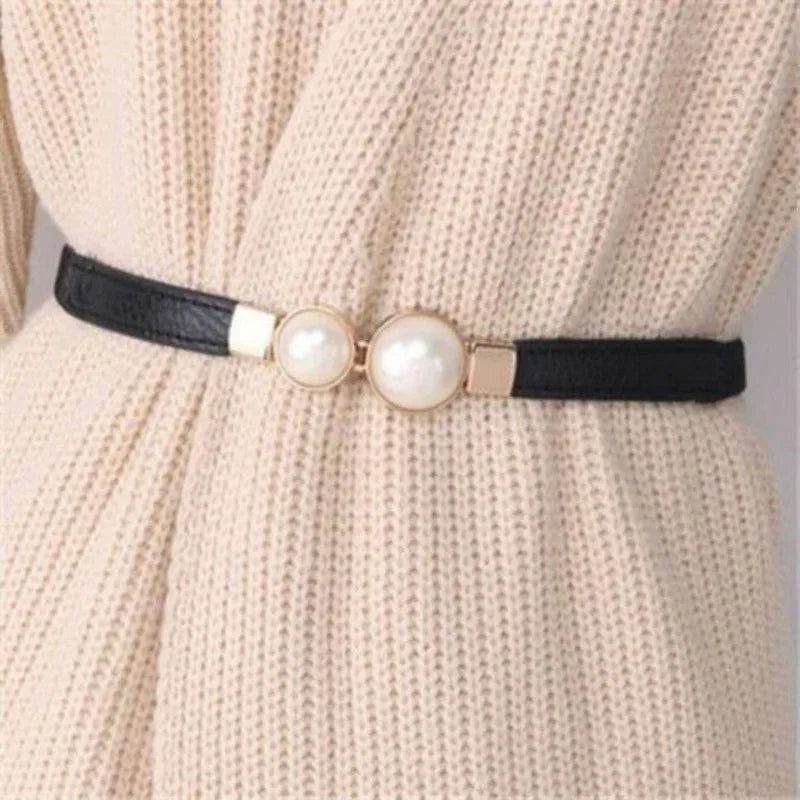 A slender waist belt for the dress, which can cinch the waist, exudes an elegant and retro charm. It features pearl double buckl