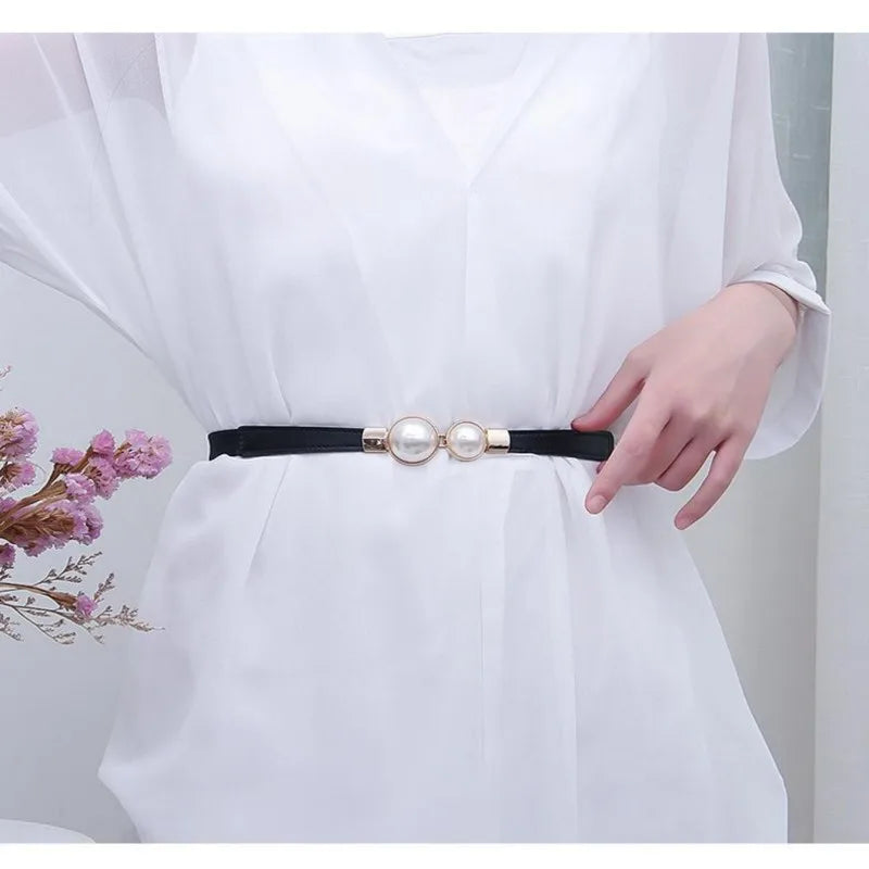 A slender waist belt for the dress, which can cinch the waist, exudes an elegant and retro charm. It features pearl double buckl